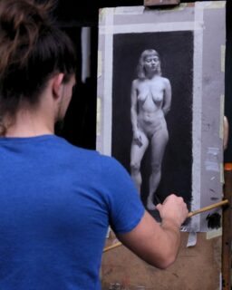 First charcoal and white chalk figure drawing by student Stefan Raicu (@stefanraicuart)

Model: @kristinapetra_v