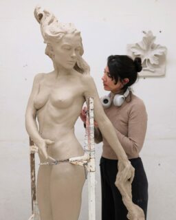 Student Sheyda Shakoory (@sheydashkr)  working on her final project of the Sculpture Program, a life-size sculpture from a live model
#BarcelonaAcademyOfArt #AtelierMethod #ClassicalArt #Sculpture #claysculpture