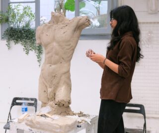 Male torso sculpture in progress by student Priya Selvam (@paw_holder_artsy)