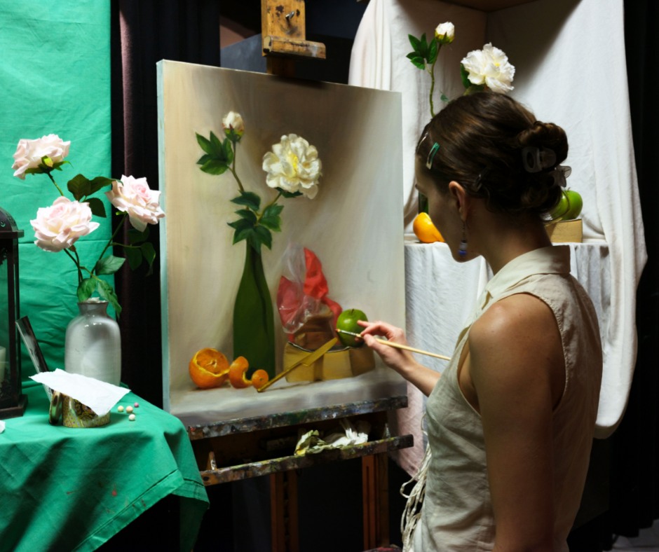Recent BAA graduate Mackenzie Mahlinger (@mackenzie_mahlinger) working on her still life project in the Painting Program this last Summer term