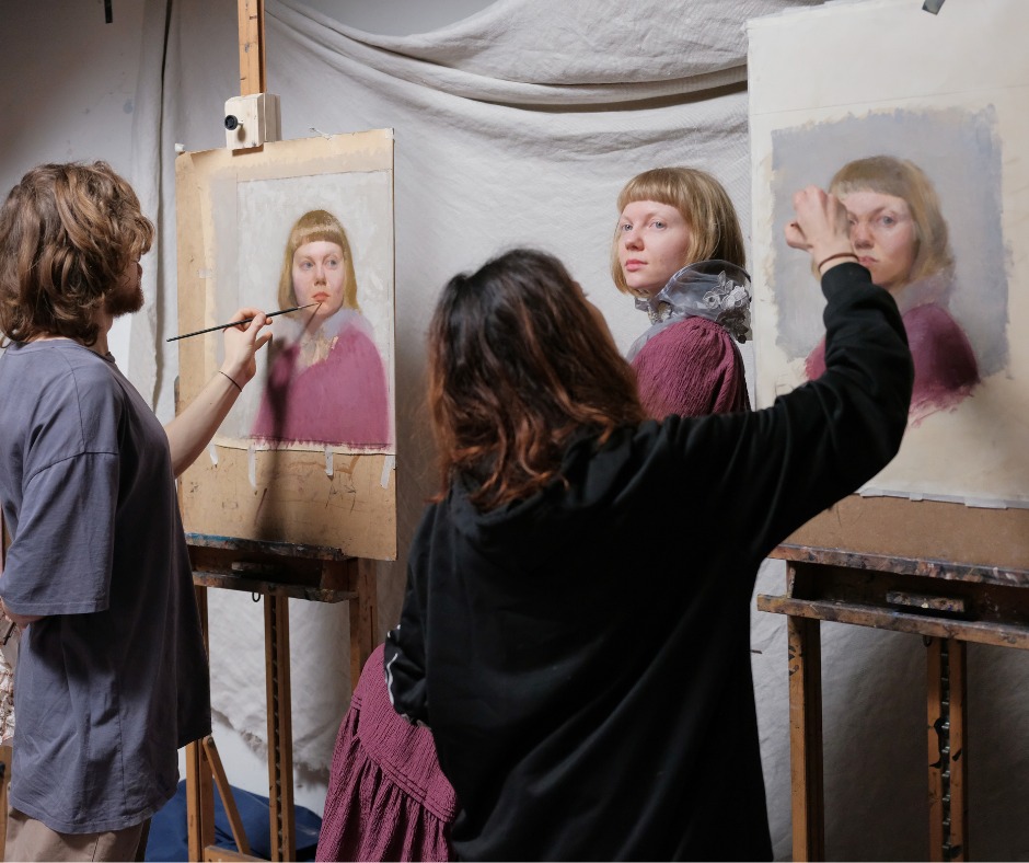 BAA students Ben Hopkins (@benhopkinsart) and Sofia Centurión (@sofiacenturionart) working on a portrait painting project

Model @kristina.petra_v

 #BarcelonaAcademyOfArt #ArteAcadémico #AtelierMethod #FineArtSchool
