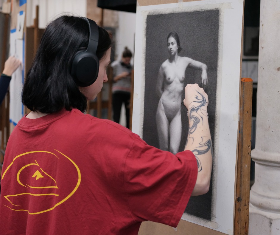 BAA student Lorine Garampon (@drawlowx) working on her long pose figure drawing 

 #BarcelonaAcademyOfArt #FineArts #FigurativeDrawing