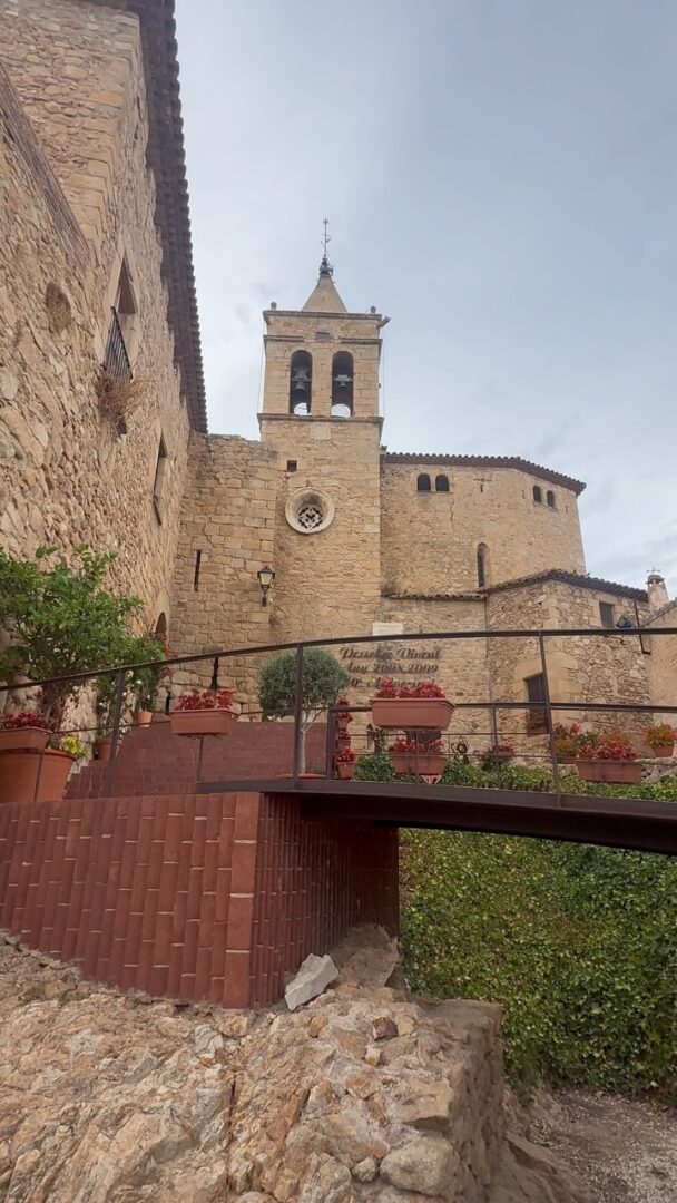 ‘Alamà i la Barcelona Academy of Art’ és una exposició que neix de la trobada entre la trajectòria pictòrica de Jordi Díaz Alamà i el projecte pedagògic de la @barcelona.academyofart, acadèmia que va fundar fa més d’una dècada a Barcelona i que està dedicada a l’ensenyament del dibuix, la pintura i l’escultura dins de la tradició realista i figurativa.
La mostra reuneix una selecció d’obres d’Alamà juntament amb peces de professors i alumnes de la BAA, oferint una mirada sobre la creació artística, la transmissió del coneixement i l’aprenentatge dins d’una comunitat d’artistes de projecció internacional. 
La mostra es presenta al Castell de Benedormiens, a Castell d’Aro, seu del Cicle d’Exposicions d’Art i un espai de referència per a la difusió de l’art contemporani al municipi.
Comissariada per Albert Font Martí, l’exposició es pot visitar al Castell de Benedormiens · Castell d’Aro fins al 27/09/2026.
Us hi esperem!
____
Alamà and the Barcelona Academy of Art’ is an exhibition born from the convergence of Jordi Díaz Alamà’s painterly career and the educational mission of the @barcelona.academyofart—an academy he founded over a decade ago in Barcelona, dedicated to teaching drawing, painting, and sculpture within the realistic and figurative traditions.
The exhibition brings together a selection of works by Alamà alongside pieces by BAA faculty and students, offering insight into artistic creation, the transmission of knowledge, and learning within an internationally renowned community of artists.
The show is presented at the Castle of Benedormiens in Castell d’Aro, venue for the Art Exhibitions Cycle and a benchmark space for the promotion of contemporary art in the municipality.
Curated by Albert Font Martí, the exhibition can be visited at the Castle of Benedormiens · Castell d’Aro until September 27, 2026.
We look forward to seeing you there!