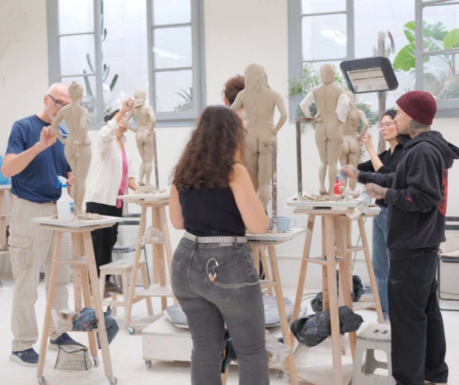 Our Sculpture students working hard on their half-life size exercises from the live model ✨
Fall Term 2026 registrations are open. Join us and start creating at the BAA!
🔗Discover the programme & apply via our website: www.academyofartbarcelona.com