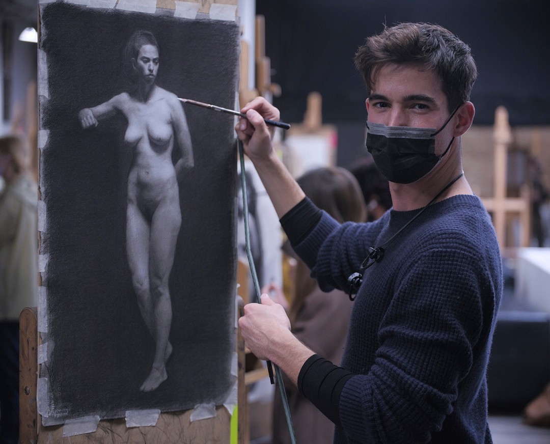 Student Tommy Nocera (@tsnocera) working on his Long Pose charcoal and white chalk drawing this past Winter term