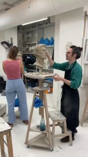 A glimpse into life at the Barcelona Academy of Art. ✨
From drawing, painting to sculpture, our students develop their skills through a traditional approach. Observation, focus and dedication.
For more information on our Programa and short courses, please visit www.academyofartbarcelona.com
#barcelonaacademyofart #figurativeart #academicart #painting🎨 #sculptures