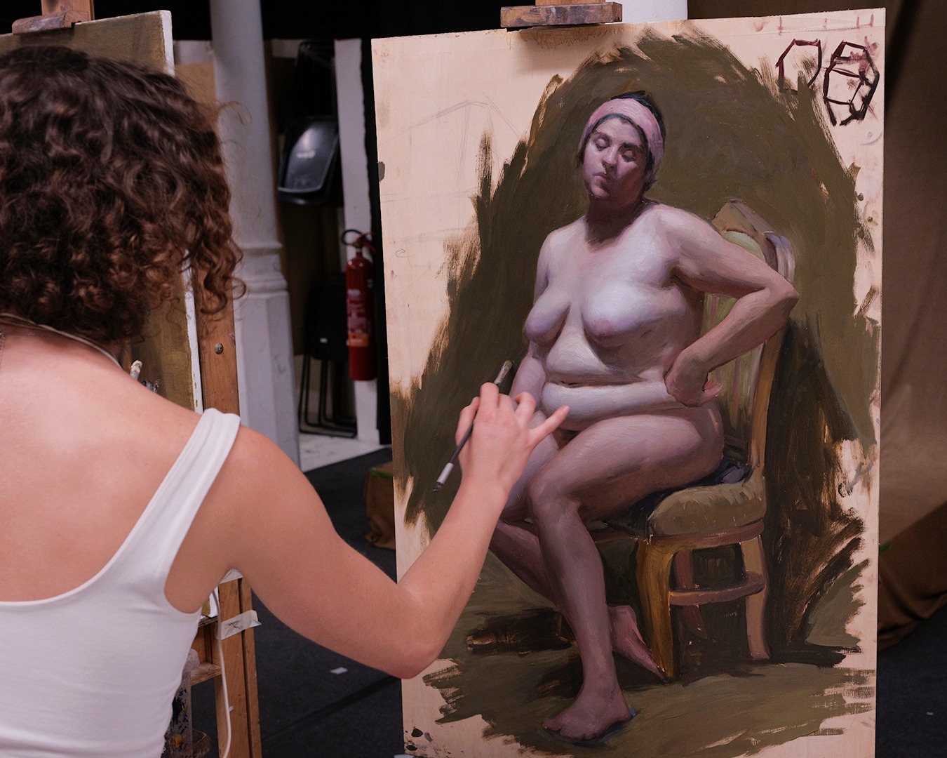 Advanced student Elizabeth Tsitron (@liza_tsitron) working on her long pose exercise, an oil on wood. 

Model: @clioosfera 

 #bcnacademyofart #barcelonaacademyofart #contemporaryart #artschool #arterealista #realismo #academicart #humanfigure #pintura #arteacademico #painting #figurativeart #longpose #realistartwork