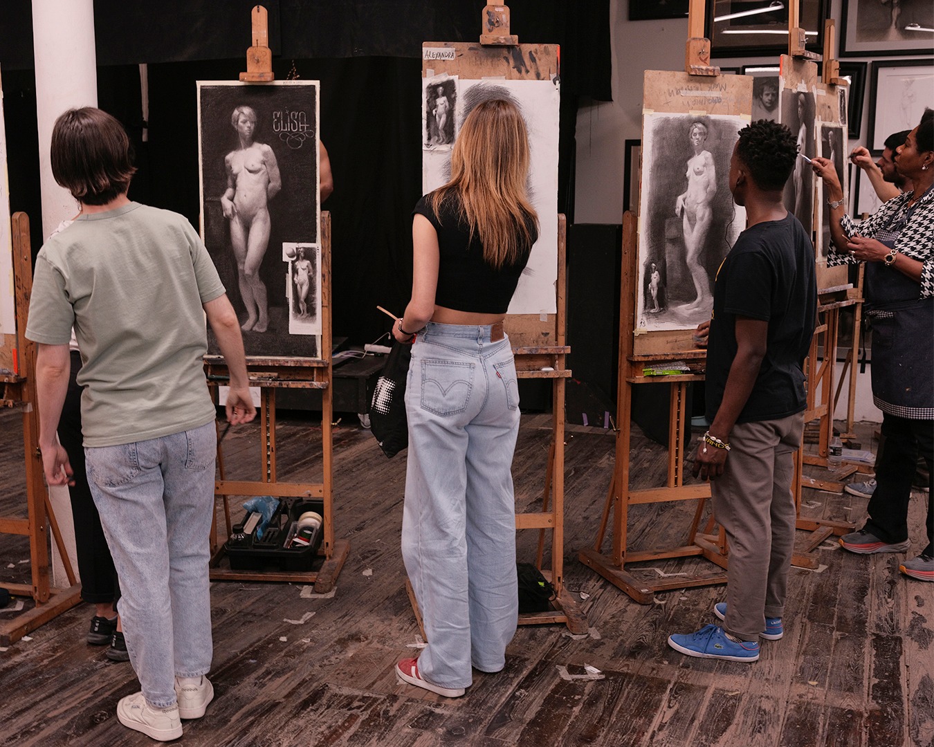 Students of the Drawing Program working on their long pose exercises (and BAA teacher @iago.remacha on the left giving critiques!)

Students: @kritimonga, @aleksandraventura.art, @l4dry, @chinelooramah 

 #bcnacademyofart #barcelonaacademyofart #artschool #academicart #humanfigure #arteacademico #figurativeart #longpose