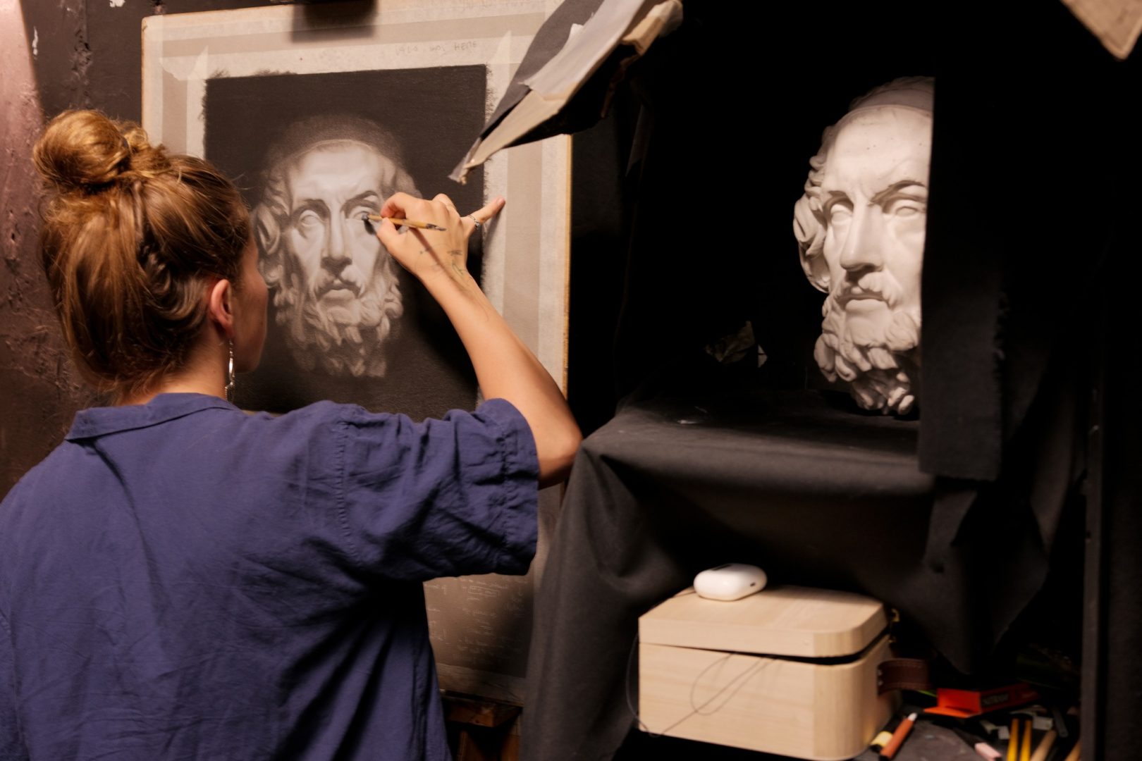 Student Karolina Musilova (@captured.spirits) working on her cast drawing exercise in charcoal and white chalk

 #bcnacademyofart #barcelonaacademyofart #artschool #realism #academicart #arteacademico #figurativeart #castdrawing