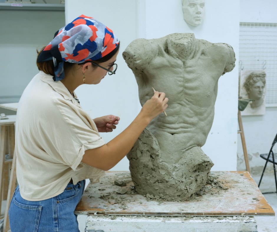 Student Andrea Garcia working on her male torso sculpture project (@andre_garza_) 

#BarcelonaAcademyOfArt #TraditionalArt #AtelierMethod #ArtisticProcess #ClassicalArt #FineArtSchool #AcademicArt #ArtAcademy #SculptureArt #Escultura #ArtClasses #ArtStudio #ArtStudents