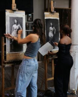 BAA students Miri Michaleson (@mirimew) and Beyonse Nhanala (@art.bybey) working on their long pose figure drawings