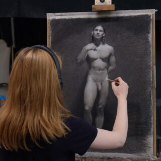 Figure drawing in charcoal and white chalk by BAA student Alina Liberman @alinalibermanart